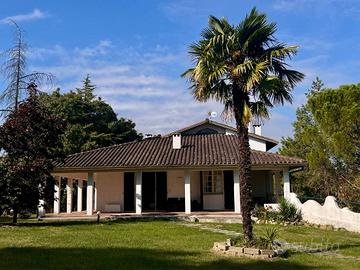 Villa di 227 m² con più di 5 locali e box auto a R