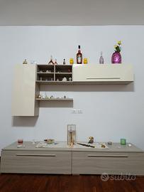 divano e parete attrezzata 