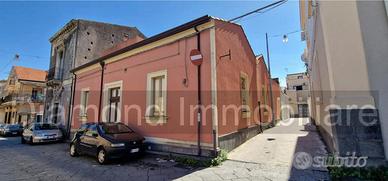 Casa singola con cortile e deposito a Riposto