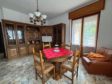 Quadrilocale con box, taverna, cantina e giardino