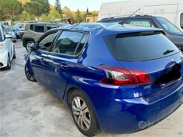 Peugeot 308 incidentata