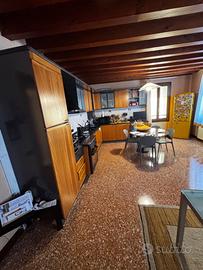 Cucina Berloni+ tavolo + sedie + elettrodomestici