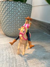 Due barbie una a cavallo e un moto