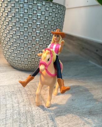 Due barbie una a cavallo e un moto