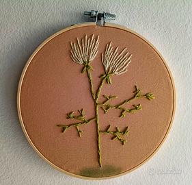 fiore selvatico cucito a mano su tela di cotone