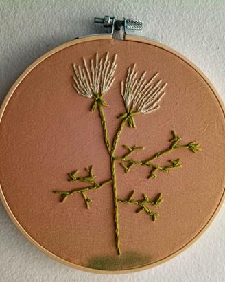 fiore selvatico cucito a mano su tela di cotone