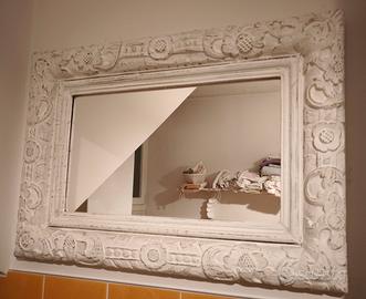Grande specchio con cornice in legno
