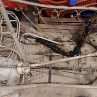 Culla in ferro antica con piccola decorazione