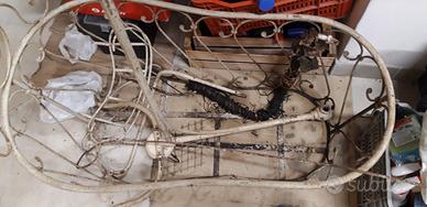 Culla in ferro antica con piccola decorazione