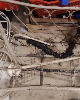 Culla in ferro antica con piccola decorazione