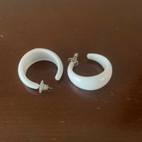 Orecchini bianchi a semicerchio