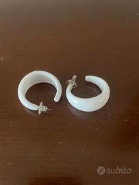 Orecchini bianchi a semicerchio