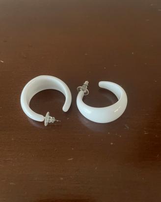 Orecchini bianchi a semicerchio