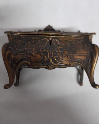 Raffinato cofanetto  in ottone  della fine 800