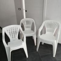 Sedie bianche di plastica