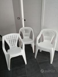 Sedie bianche di plastica