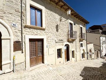 2 LOCALI A L'AQUILA