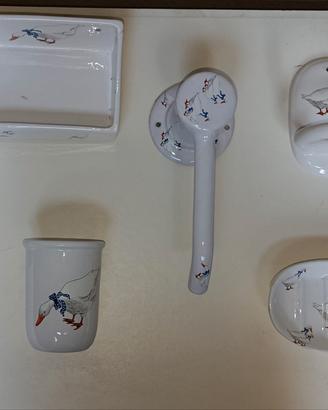 Accessori bagno in ceramica disegnata