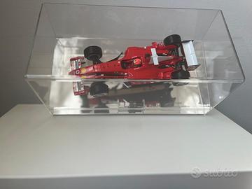 Ferrari F 2004 scala 1/18 con CANDELA ORIGINALE F1