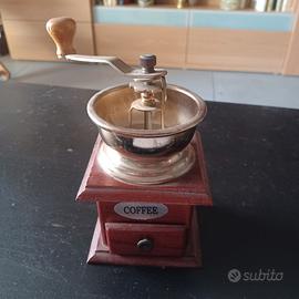 Vecchio macinino da caffè manuale vintage