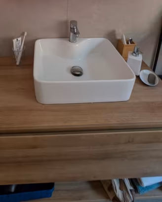 Mobile bagno con lavabo in ceramica bianca 