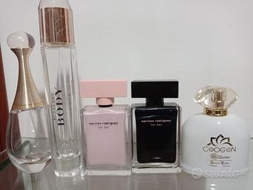 Bottiglie di profumo vuote