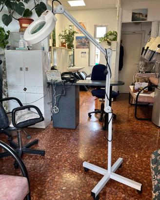 Lampada da estetista con lente d'ingrandimento