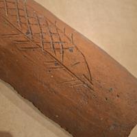 antico coppo-tegola con incisione