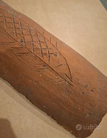 antico coppo-tegola con incisione