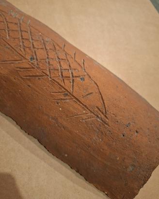 antico coppo-tegola con incisione