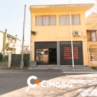 Via Bixio. Locale bilivelli con cortile