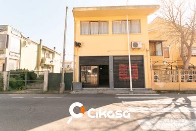 Via Bixio. Locale bilivelli con cortile