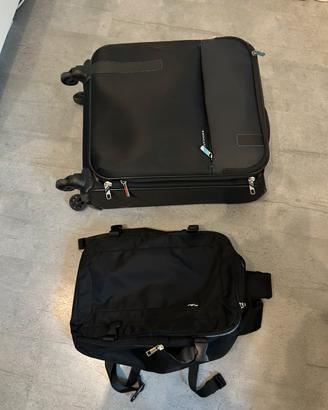 Coppia di valigie, bagaglio a mano, più zaino