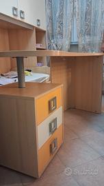 scrivania in legno 