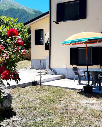 Casa indipendente su due piani con giardino