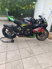 stupenda Rsv4 1100 Factory 