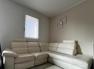 Divano angolare con sedile reclinabile