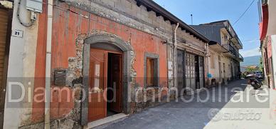 Casa singola con cortile e garage a Linguaglossa