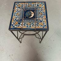 Tavolino, piano in piastrelle di ceramica decorate