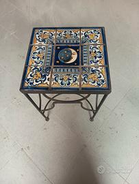 Tavolino, piano in piastrelle di ceramica decorate