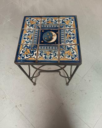 Tavolino, piano in piastrelle di ceramica decorate