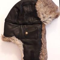 Cappello in pelle e pelo di coniglio.