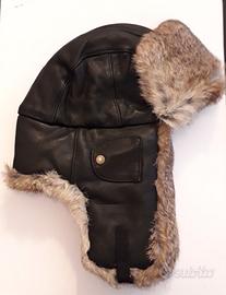 Cappello in pelle e pelo di coniglio.