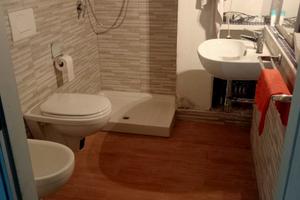 Locale sala musicale con bagno