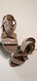 Sandali elasticizzati con borchie 