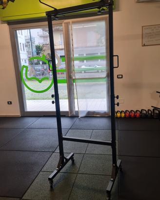 Porta tappetini da palestra con ruote. 