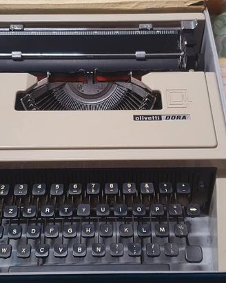 Macchina da scrivere Olivetti Dora