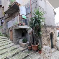 2 LOCALI A POGGIO CATINO