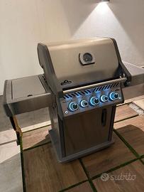 Napoleon Rogue SE425 barbecue a gas con SizzleZone