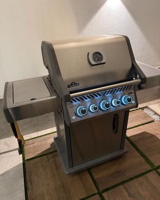 Napoleon Rogue SE425 barbecue a gas con SizzleZone
